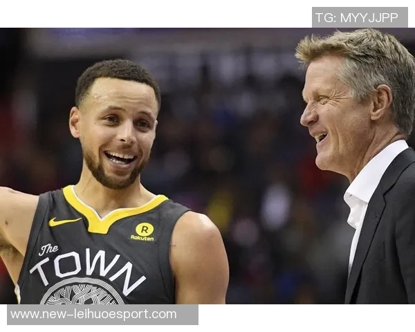 库里称赞小佩顿化学反应良好拦拆配合默契展现球队默契精神