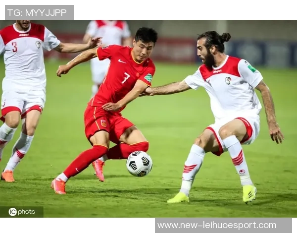 东体报道U22国足集训期间足协副主席许基仁亲临现场为球队加油助威