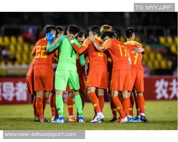 东体报道U22国足集训期间足协副主席许基仁亲临现场为球队加油助威