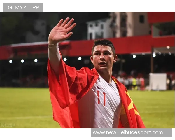 东体报道U22国足集训期间足协副主席许基仁亲临现场为球队加油助威