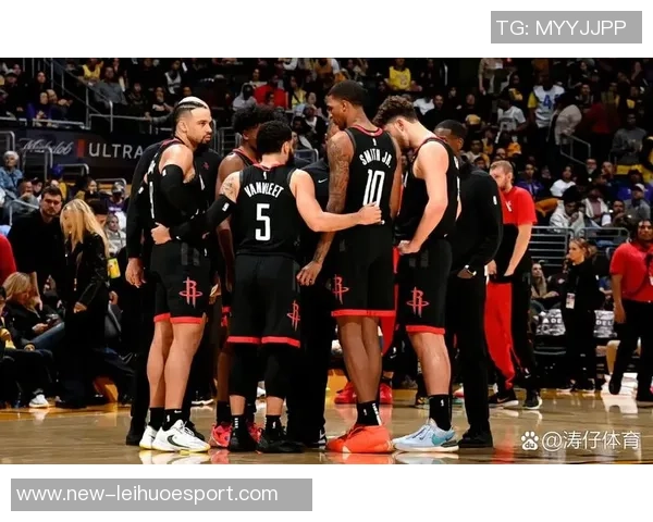 火箭队训练气氛愉快亚当斯谢泼德申京笑容满面展现团队精神